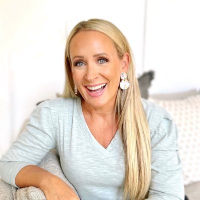 Dr. Julie Hanks is a licensed therapist and anti-narcissism social media influencer who specializes in women's issues, particularly related to toxic relationships. 